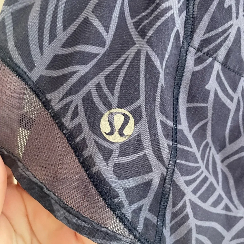 LULULEMON - RUNNING SHORTS SIZE 6 - Picture 3 of 6